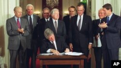 Колишній президент Білл Клінтон підписує торговельну угоду NAFTA 14 вересня 1993 року в Білому домі 