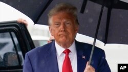 Bivši predsednik Donald Tramp razgovara sa novinarima pre nego što se ukrcao u avion na nacionalnom aerodromu Ronald Regan, 3. avgusta 2023. (Foto: AP/Alex Brandon)
