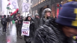 Manifestantes caminan hasta la Torre de Donald Trump