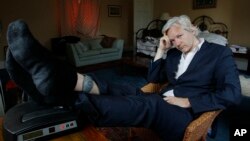 Arhiva - Osnivač Vikiliksa Džulijan Asanž snimljen sa bezbednosnim tagom pričvršćenim oko zgloba na nozi, u kući u kojoj je bio prisiljen da ostane, nedaleko od Bangeja, Engleska, 15. juna 2011.