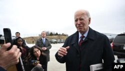 Американскиот претседател Џо Бајден зборува за новинарите пред да се качи во авион во Мериленд, на 5 март 2024 година