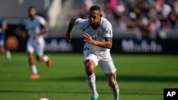 El delantero panameño Ismael Díaz patea el balón durante el primer tiempo del partido de la semifinal de la Copa de Oro ante EEUU en San Diego el 12 de julio de 2023.