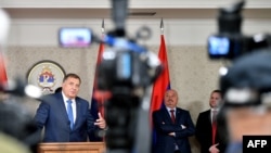 Predsjednik Republike Srpske, entiteta bosanskih Srba u Bosni i Hercegovini, Milorad Dodik, često identifikovan kao politički lider bosanskih Srba (L)