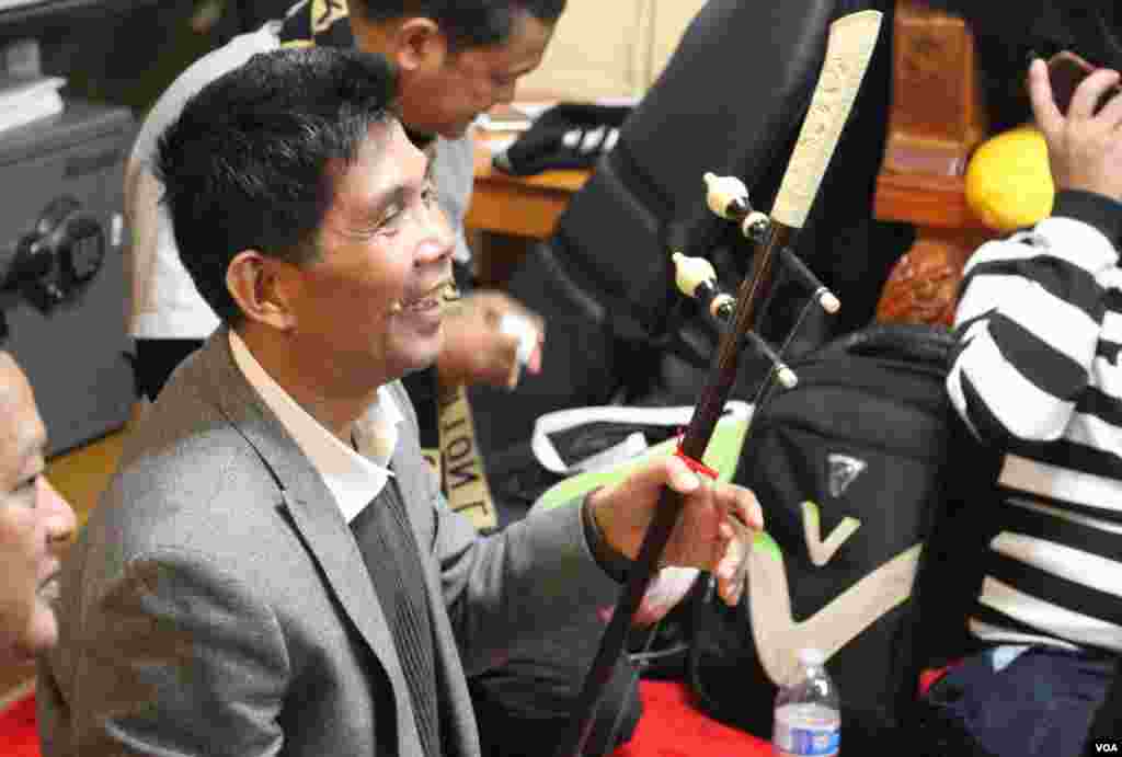 លោក ហ៊ឹម សុភី អ្នក​និពន្ធ​ទំនុក​ភ្លេង​នៃ​ស្នាដៃ​សិល្បៈ​&laquo;បង្សុកូល&raquo;​កំពុង​កូតទ្រ​នៅ​វត្ត​សាមគ្គីធម្មិការាម ក្នុង​សង្កាត់ Brooklyn ទីក្រុង ញូវយ៉ក ដើម្បី​បង្សុកូល​ដល់​អ្នក​ដែល​បាន​ចែក​ឋាន​ទៅ​​ក្នុង​របប​ខ្មែរ​ក្រហម​​ កាល​ពី​ថ្ងៃទី ១៧ ខែ ធ្នូ ឆ្នាំ ២០១៧។ (រូបថត៖ ហុង ចិន្តា/VOA)​​