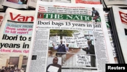 Les journaux, avec les détails de la condamnation de James Ibori, sont aperçus sur un stand d'information à Lagos, 18 avril 2012.