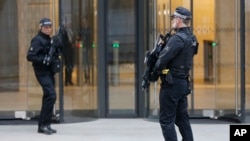 نیروهای ویژه پلیس مسلح در اطراف دادگاه اولد بیلی در لندن - آرشیو