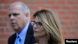 La estrella de “Full House” y el diseñador de moda están acusados de pagar 500.000 dólares en sobornos para que sus hijas ingresaran a la Universidad de Sur de California.