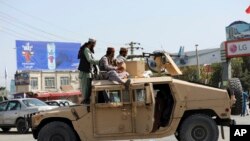 Wapiganaji wa Taliban wakilinda mbele ya Uwanja wa Ndege wa Kimataifa wa Hamid Karzai mjini Kabul, Afghanistan, Jumatatu, Agosti 16, 2021.(AP Photo/Rahmat Gul)