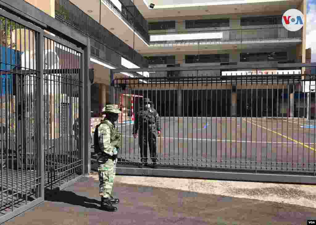 "Hoy lo que hay es un fraude en nuestro país (...) El contrate de esto debe ser en la calle", aseguró el presidente interino Juan Guaidó en un video desde un centro de votación. Caracas, diciembre 6 de 2020. Carolina Alcalde - VOA.