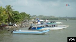 Lanchas en el muelle de Necoclí, utilizadas por los migrantes que buscan llegar hacia la frontera con Panamá, el jueves 6 de febrero de 2025. [Foto: Johan Reyes, VOA]. 