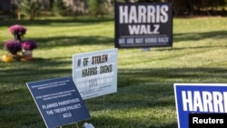 Znakovi podrške Kamali Haris u dvorištu Lise Smit u Indijanapolisu. Na jednoj od tabli Smit zapisuje kolko su joj znakova do sada ukrali. (Foto: Reuters/Chris Bergin)
