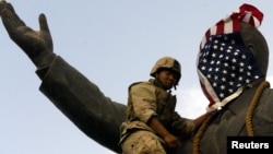 ამერიკელმა საზღვაო ქვეითმა სადამ ჰუსეინის ძეგლს ბაღდადში სახეზე ამერიკის დროშა ააფარა