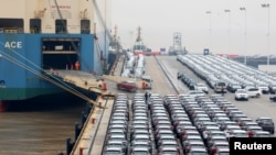 资料照：中国宁波舟山码头的货轮正装载出口的吉利汽车。（2019年1月2日）