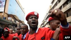 Bobi Wine akiwa katika maandamano Uganda