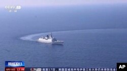 Picha iliyochukuliwa kutoka kanda ya video ya televisheni ya China, CCTV yaonyesha meli ya kivita ya China ikiendesha mazoezi ya kijeshi katika eneo karibu na Taiwan, Agosti 19, 2023.