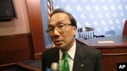 梁家傑在傳統基金會接受記者採訪