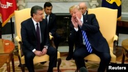 O'zbekiston Prezidenti Shavkat Mirziyoyev (chapda) AQSh rahbari Donald Tramp bilan Oq uyda, Vashington, AQSh, 2018-yil, 16-may