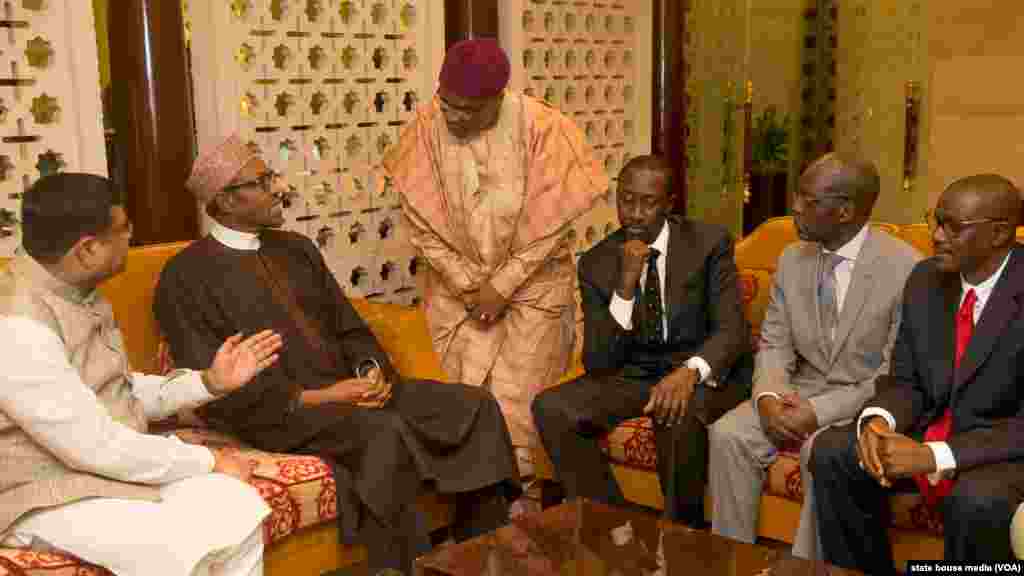 Shugaba Muhammadu Buhari Tare Da Ministan Albarkatun Man Fetur Na Kasar India Mr Dharmendra, Da Mai Bada Shawara Kan Harkokin Tsaron Najeriya Rtd Maj. Gen Babagana Monguno, Da Babban Sakataren Ma'aikatar Harkokin Waje Amb Bulus Z. Lolo, Da Babban Sakataren Harkokin Tsaro Aliyu Ismaila Da Kuma Babban Jami'in hukumar leken Asirin Soja AVM R. Morgan A Lokacin Da Shugaba Buhari Ya Sauka Kasar Indiya.