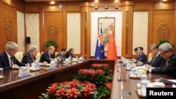 新西蘭外長彼得斯(左二)和中國外長王毅(右二)在北京會晤。