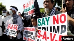 ក្រុម​ប្រជាជន​មូស្លីម​បាតុកម្ម​នៅ​ខាង​មុខ​ស្ថានទូត​អាមេរិក​ក្នុង​រដ្ឋធានី​ហ្សាការតា​ប្រទេស​ឥណ្ឌូណេស៊ី​កាលពី​ថ្ងៃទី០៨ ធ្នូ​ ២០១៧។