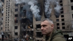 El alcalde de Kiev, Vitali Klitschko, inspecciona los daños cerca de un edificio residencial dañado por un ataque con cohetes rusos, en Kiev, Ucrania, el martes 2 de enero de 2024. (Foto AP/Evgeniy Maloletka)