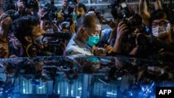 រូបឯកសារ៖ មហាសេដ្ឋី​ប្រព័ន្ធ​ផ្សព្វផ្សាយ​លោក Jimmy Lai ស្ថិត​ក្នុង​ចំណោម​សកម្មជន​ហុងកុង​បី​នាក់ ដែល​បាន​បដិសេធ​មិន​ទទួល​កំហុស​នៅ​ថ្ងៃចន្ទ​ដូច​ការ​ចោទ​ប្រកាន់​ទាក់​ទង​នឹង​ពិធី​អុចទៀន​រំឭក​ការបង្ក្រាប​នៅ​ទីលាន Tiananmen ដែល​ត្រូវ​បាន​ហាមឃាត់​កាលពី​ឆ្នាំមុន។