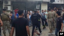 حضور سربازان و آتش‌نشانان لبنانی پس از انفجار یک دستگاه بی‌سیم واکی‌تاکی در صیدا، لبنان (چهارشنبه ۲۸ شهریور ۱۴۰۳) 