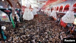 Waislamu wa madhehebu ya Shia wanashiriki kwenye ibada inayofahamika kama sherehe ya Arebaeen, katika mji mtakatifu wa Karbala Irak. 