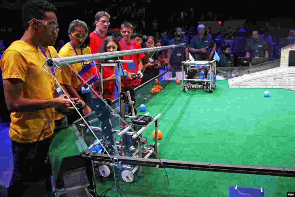 កម្មវិធី​ប្រកួត​ការ​បញ្ជា​មនុស្ស​យន្ត​លំដាប់​ពិភពលោក​​នៅ​​សាល​សម្តែង​សិល្បៈ​ DAR Constitution Hall​ ក្នុង​រដ្ឋធានី Washington កាល​ពី​ថ្ងៃ​ចន្ទ​​​ ទី​១៧​ ខែ​កក្កដា ឆ្នាំ​២០១៧។ (ណឹម សុភ័ក្រ្តបញ្ញា/ VOA)