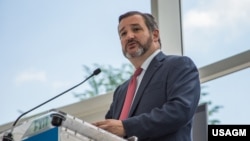 រូបឯកសារ៖ លោកថេត គ្រូស ​(Ted Cruz) សមាជិក​ព្រឹទ្ធសភា​សហរដ្ឋ​អាមេរិក​ប្រចាំ​រដ្ឋ​តិចសាស (Texas) ថ្លែងនៅក្នុងវេទិកា​សារព័ត៌មាន​ដើម្បី​លទ្ធិ​ប្រជាធិប​តេយ្យ​​​ នៅ​រដ្ឋ​ធានី​វ៉ាស៊ីនតោន កាលពីថ្ងៃទី៧ ខែឧសភា ឆ្នាំ២០១៩។ (រូបថត៖ USAGM)