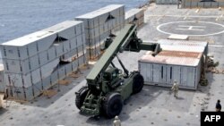 En esta imagen, distribuida por el ejército de Estados Unidos, soldados de la 7ma Brigada de Transporte y marinos del MV Roy P. Benavidez montan un muelle flotante ante la costa de Gaza, el 26 de abril de 2024. 