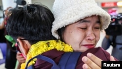 (ซ้าย) แรงงานไทยในอิสราเอลที่ถูกกลุ่มฮามาสจับเป็นตัวประกัน สวมกอดกับครอบครัวหลังเดินทางถึงไทยในวันที่ 1 ธันวาคม 2023 เขาเป็นหนึ่งในตัวประกันที่ถูกปล่อยตัวในช่วงพักรบระหว่างอิสราเอล-ฮามาส (ที่มา: รอยเตอร์)