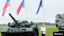 Після зустрічі з міністеркою оборони Чехії Яною Черноховою держсекретар США Ентоні Блінкен вказав, що Чехія надає Україні зброю, бере участь в навчанні українських військових, координації поставок снарядів, а також допомозі українським біженцям