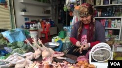 Sann Vanny is selling chicken meats in March 2020 at Chrang Chamres market in Phnom Penh’s Russey Keo district. She is worried about increased online hate comments against her community amid the COVID-19 outbreak. (Ananth Baliga/VOA Khmer) 