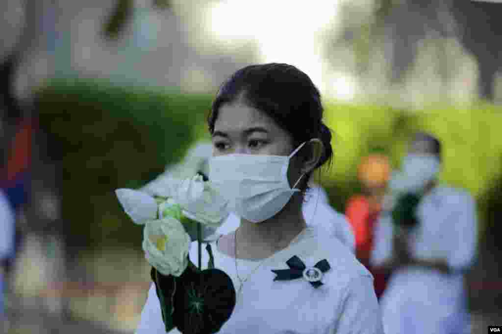 ពិធី​ដង្ហែ​​ព្រះ​សព​របស់​សម្តេច​ក្រុម​ព្រះ​នរោត្តម​ រណឫទ្ធិ​ ចេញ​ពី​ព្រះដំណាក់​ ទៅ​កាន់​វាល​ព្រះមេរុ ​មុខ​វត្តបុទមវតី​ រាជធានី​ភ្នំពេញ​ ថ្ងៃទី៨​ ខែធ្នូ​ ឆ្នាំ​២០២១។ (ហ៊ាន សុជាតា/វីអូអេ)