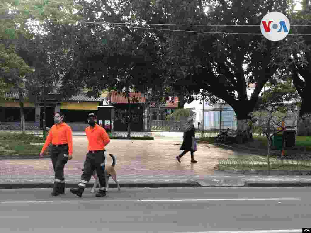Todo aprisa porque a mediodía la circulación de cualquier persona está prohibida. [Foto: Fabiola Chambi, VOA]