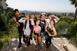 TikTok es una plataforma muy popular entre adolescentes que han encontrado la fama y fortuna al convertirse en estrellas a las que marcas les ofrece dinero por promover sus productos en sus cuentas.