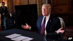 លោក​ប្រធានាធិបតី ដូណាល់ ត្រាំ ថ្លែង​ទៅ​កាន់​អ្នក​សារព័ត៌មាន នៅ​រមណីយដ្ឋាន Mar-a-Lago របស់​លោក ក្នុង​ក្រុង Palm Beach រដ្ឋ Florida កាលពី​ថ្ងៃទី២២ ខែវិច្ឆិកា ឆ្នាំ២០១៨។