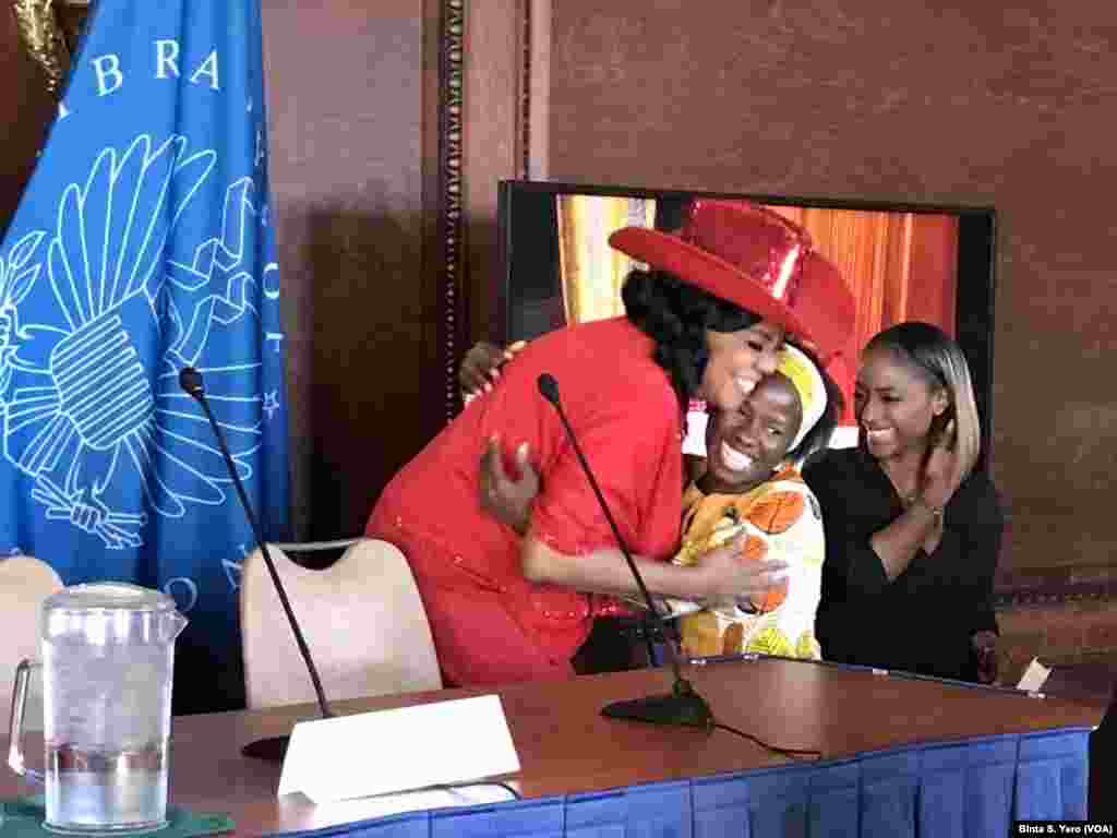 'Yar Majalisa Frederica S. Wilson Tare Da 'Yar Chibok Patricia Bulus