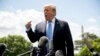 Arhiva - Predsednik Donald Tramp razgovara sa novinarima na Južnom travnjaku Bele kuće u Vašingtonu, 14. maja 2019.
