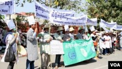 សកម្មជន​សិទ្ធិ​មនុស្ស​ធ្វើ​ការ​តវ៉ា​នៅ​មុខ​រដ្ឋសភា​ជាតិ​ក្នុង​ទិវា​សិទ្ធិ​មនុស្ស​អន្តរជាតិ​​កាល​ពី​ថ្ងៃ​អង្គារ​ទី​១០​ខែ​ធ្នូ​ឆ្នាំ​២០១៣។ (ម៉ៅ ច័ន្ទដាលី/វីអូអេ)