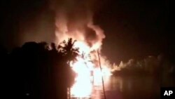 katika picha hii iliyonaswa kwa video, moto wanaonekana baada ya mlipuko kwenye bomba la mafuta huko Nembe, Nigeria, Machi 1, 2019.