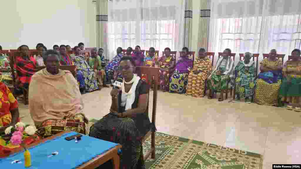 Bamwe mu babyeyi bagizwe incike na jenoside&nbsp;batuye mu nzu yabagenewe iri mu karere ka Bugesera mu ntara y'uburasirazuba bw'u Rwanda mu kiganiro n'umunyamakuru w'Ijwi ry'Amerika Eddie Rwema