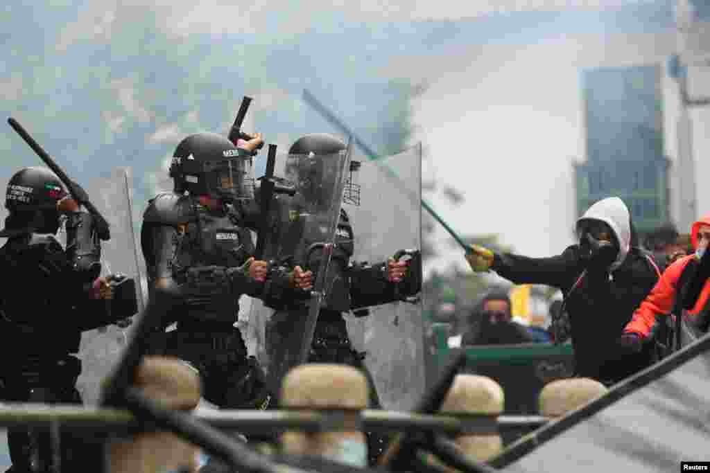 Decenas de miles de manifestantes salieron a las calles esta semana en una huelga nacional que terminó en violentos enfrentamientos entre la policía antidisturbios y los manifestantes.