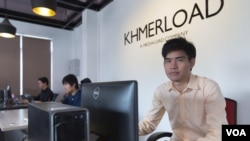 លោក​ អ៊ិន វិចិត្រ ​នាយក​ប្រតិបត្តិ​នៃ​គេហទំព័រ​ខ្មែរឡូត​និងហាងលក់ខោអាវអ៊នឡាញ​ Little Fashion​ អង្គុយក្នុងការិយាល័យរបស់លោក​ក្នុងទីក្រុងភ្នំពេញ​នាថ្ងៃទី២៤​ ខែមីនា ឆ្នាំ២០១៧។ ​(នៅ វណ្ណារិន/VOA)​