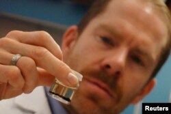 میکائیل لارسون، پژوهشگر، نمونه‌هایی از زعفران را که پس از نزدیک به ۵۰۰ سال در بستر دریا پیدا شده است، بررسی می‌کند. آزمایشگاه دانشگاه لوند، سوئد - ۲ مارس ۲۰۲۳