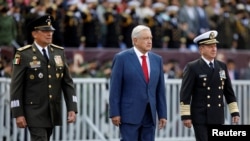 AECHIVO: El presidente mexicano, Andrés Manuel López Obrador, participa en un desfile militar para celebrar la independencia de México el 16 de septiembre de 2022.