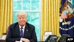 El presidente de los Estados Unidos, Donald Trump, durante una conversación telefónica con el presidente de México, Enrique Peña Nieto.