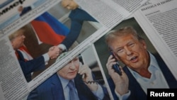 Dnevne novine s naslovnicama posvećenim nedavnom telefonskom razgovoru ruskog predsjednika Vladimira Putina i američkog predsjednika Donalda Trumpa izlažu se na kiosku u ulici u Moskvi, Rusija, 13. februara 2025.