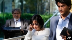 ARCHIVO - Claudia Patricia Díaz Guillén, la enfermera del expresidente venezolano Hugo Chávez, cuando salía de la corte nacional en Madrid, España, el lunes 24 de septiembre de 2018. 